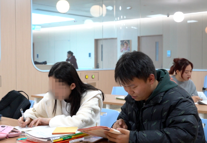 治療、學(xué)習(xí)兩不誤！病房里開啟了“小課堂”