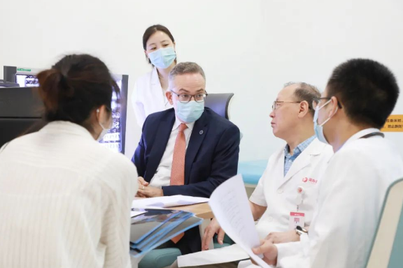 門診、查房、學(xué)術(shù)交流……全美排名第一的妙佑醫(yī)療國際專家團隊參與“首屆國際醫(yī)學(xué)高峰論壇”國際診療日活動