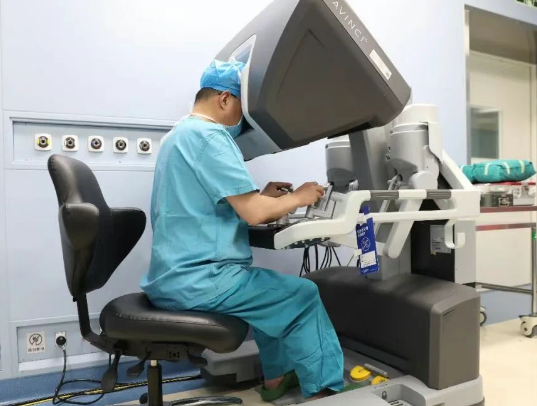 告別終身尿袋！機(jī)器人“操刀” 回腸巧變新膀胱